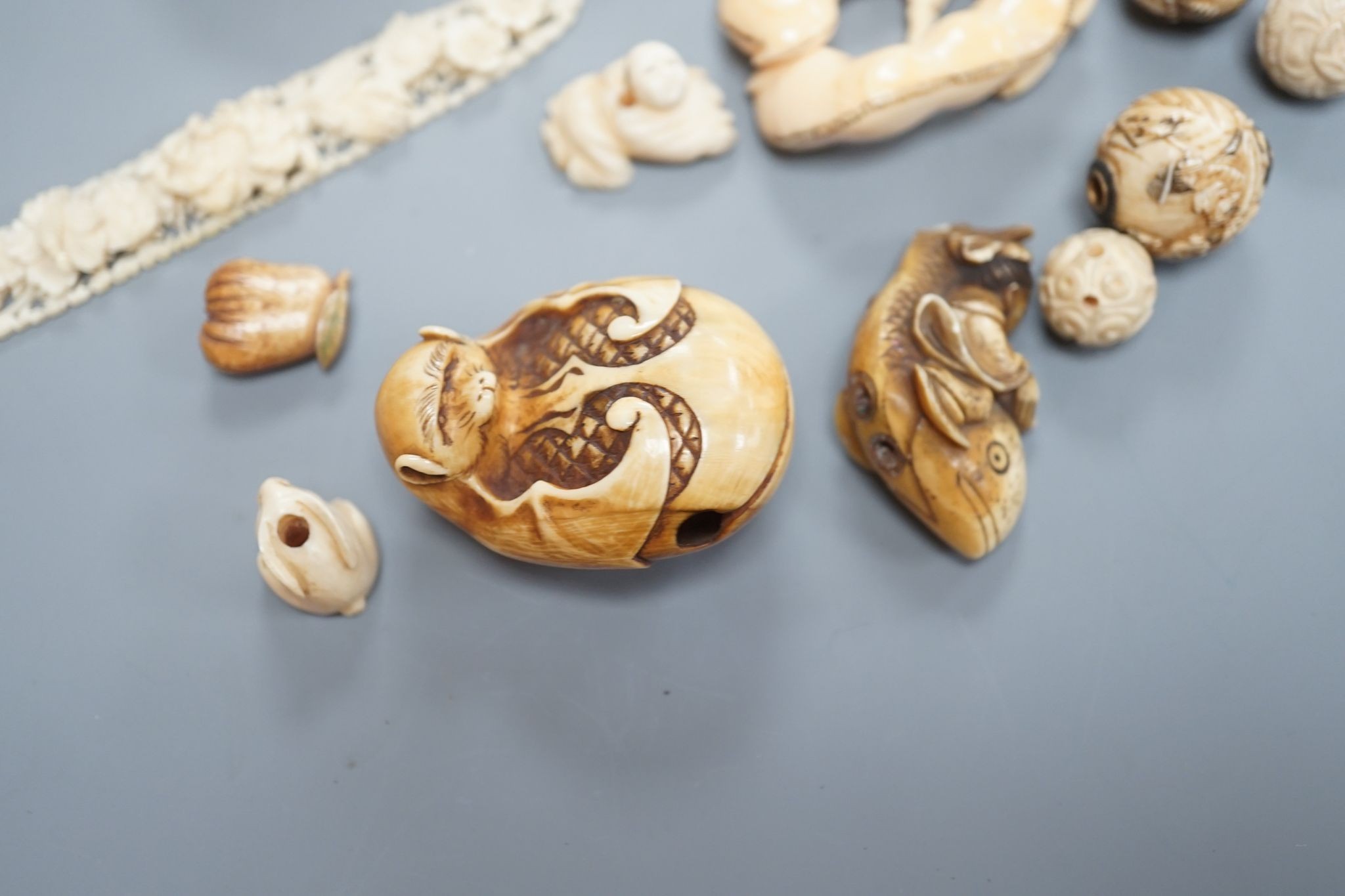 A group of 19th/early 20th century ivory ojime beads and netsuke (14)
